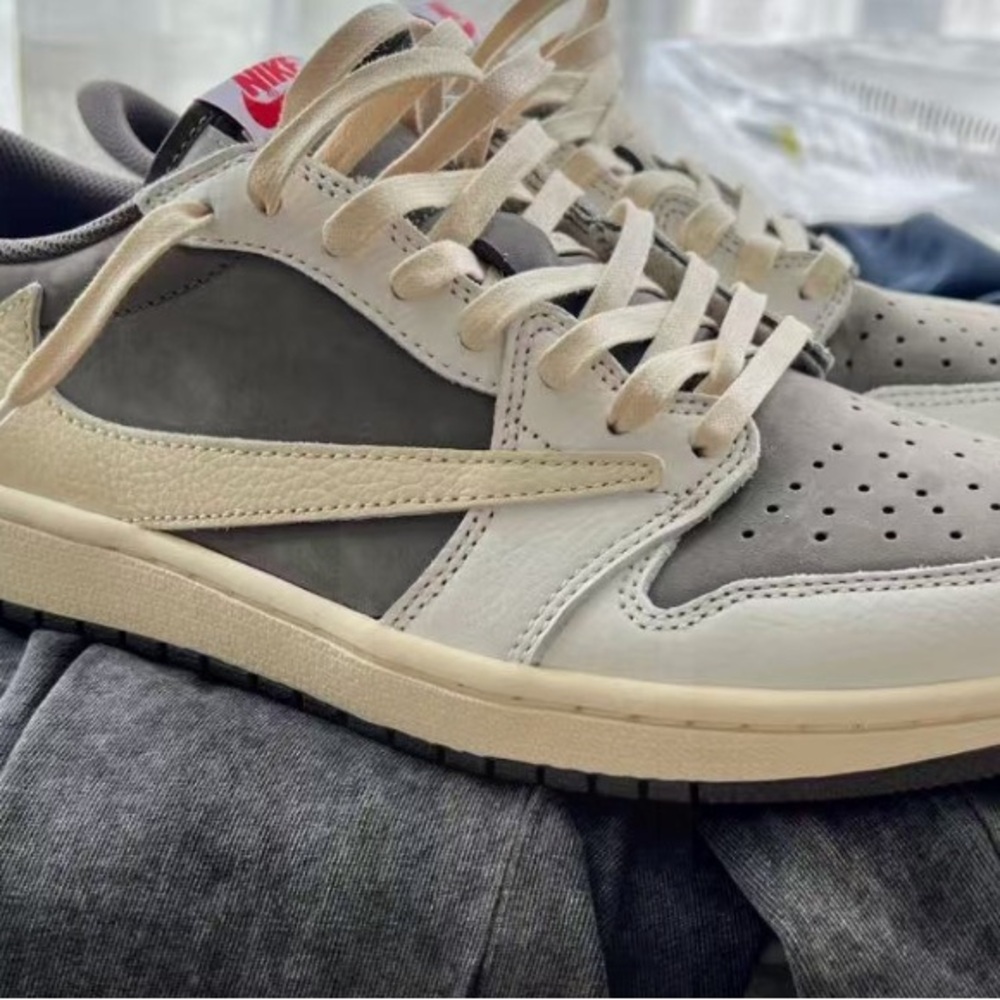 Jordan 1 Retro Low Og Fragment X Travis Scott - Picture 2 of 3